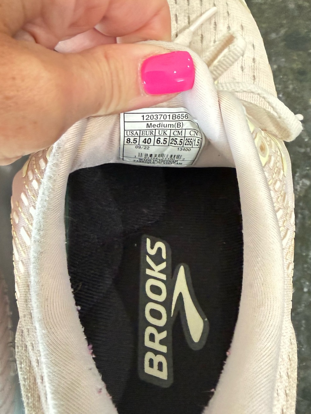 Brooks Women's Glycerin 20 Running Shoe in Light Pink and Cream - Picture 10 of 11